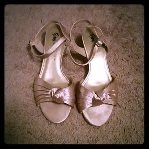 Fioni Night strapy heels, champagne colo