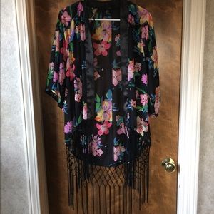 🎉HP🎉 Floral Kimono w/ Fringe