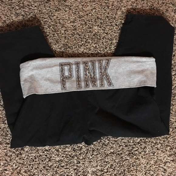 PINK cropped yoga legging.