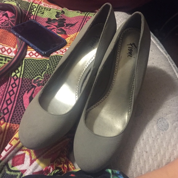 Size 10w grey heals