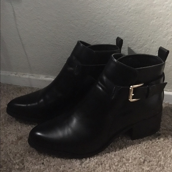 Forever 21 anklet black booties