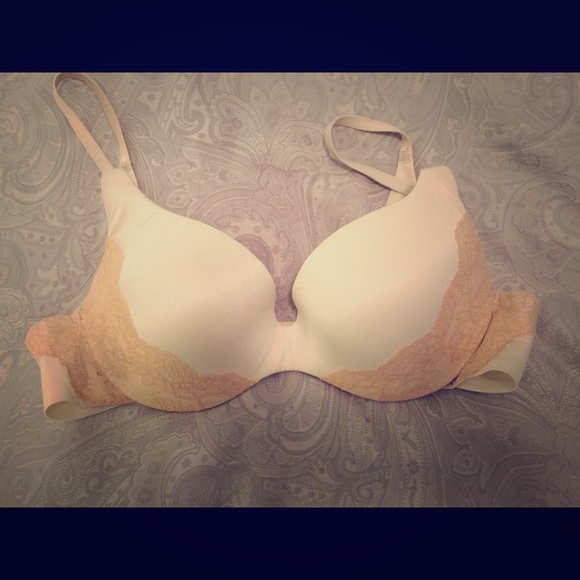 Bundle 2 Victoria Secret Incredible bras size 36 B