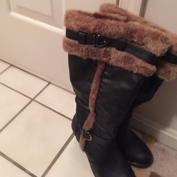 Slightly used Boots, wedge with fur trim