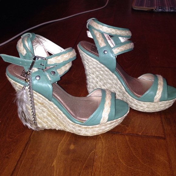 ❌SOLD❌ BKE green and tan feathered wedges