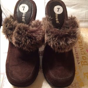 Pair of chocolate size 7 Dollhouse furry clogs