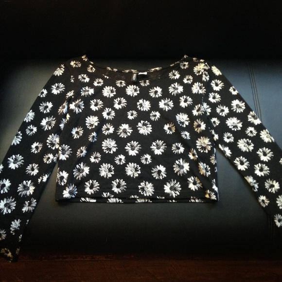 Black and white floral long sleeved crop top sold - Picture 1 of 3