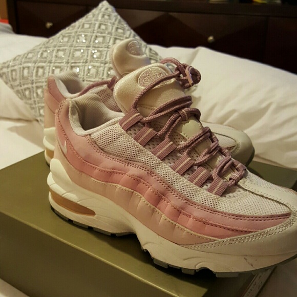 SOOOOLLLDDD!!*** Baby pink and white Airman 95's.