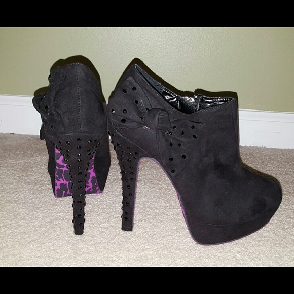 Betsey Johnson Black ankle bootie