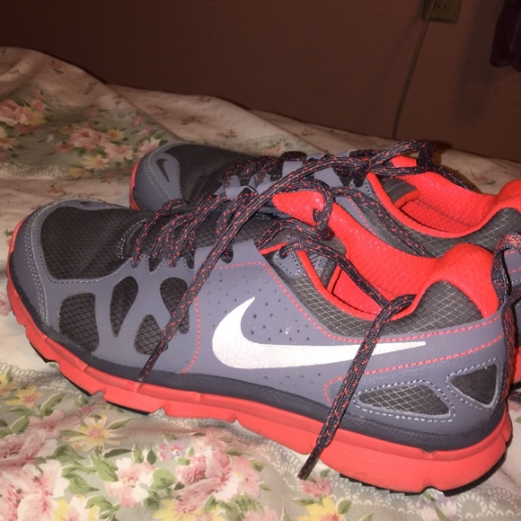 Nike Shoes - NIKE FLEX TENI SHOW! Size 8