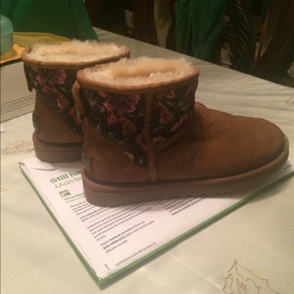 Ugg mini floral size 6(sold)