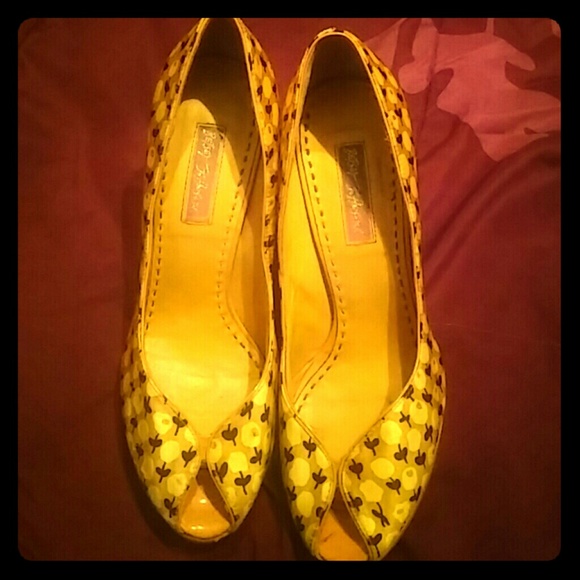 Size 7.5 Betsy Johnson heels