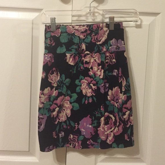 Talula Aritzia tight skirt flower patterned XS