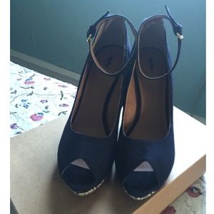 Mossimo black and straw crosshatch wedge