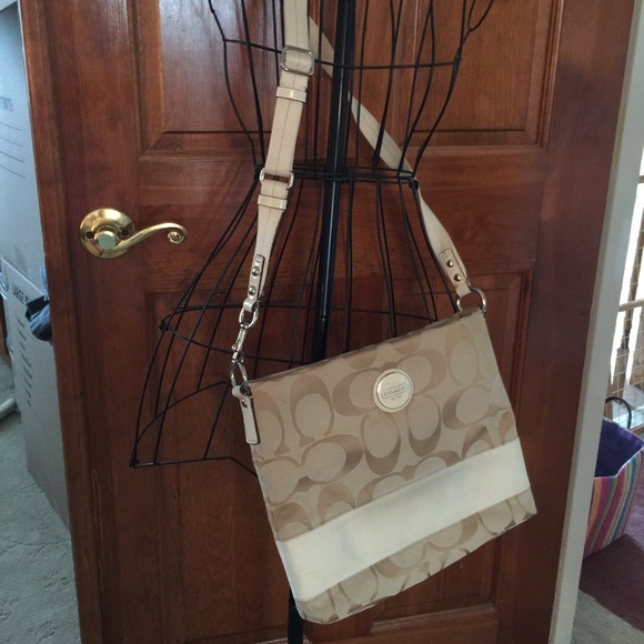 Coach purse. - Picture 2 of 3