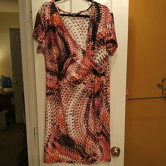 Super cute coral and black dress!