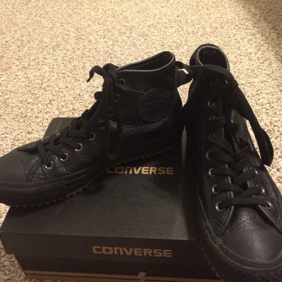 Men's size 7/ Women's 9 Leather All-Star Converse
