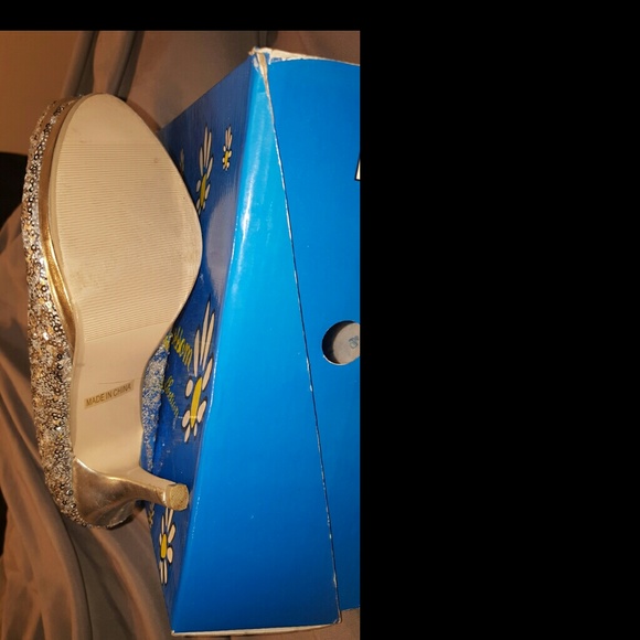 Silver  shoes - Picture 3 of 3