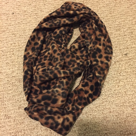 Old Navy Leopard Print Scarf - Picture 1 of 2