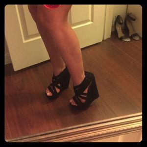 Steve Madden black strappy platform wedge size 8