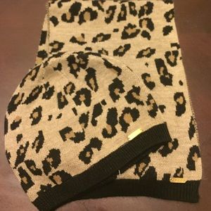 CALVIN KLEIN. Hat and scarf set