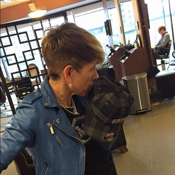 Style & Fun📽😜💥🎥🎉🏋🏽😎🏒 - Picture 2 of 4