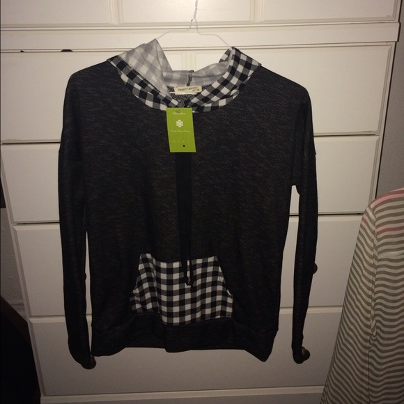 ❤️SOLD❤️NWT !!!! Black and white hoodie ! - Picture 2 of 3