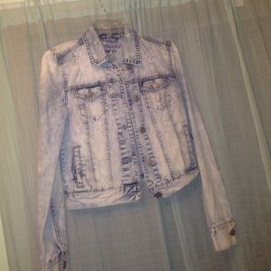 Light wash denim jacket!