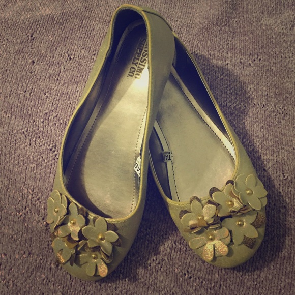 Flat shoes