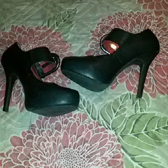 Heels - Picture 2 of 4