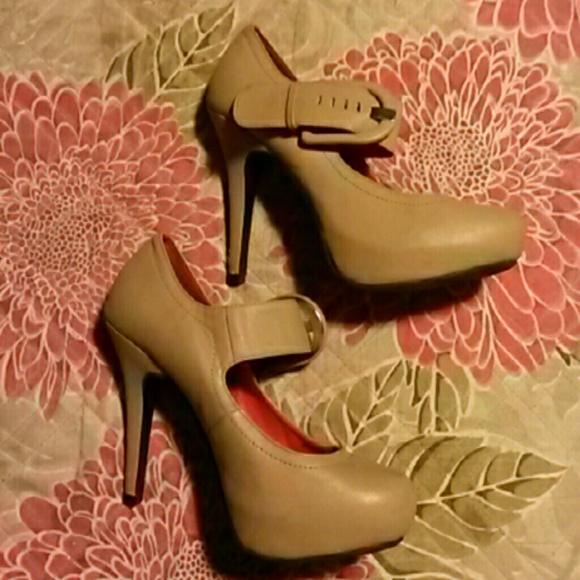 Heels - Picture 2 of 4