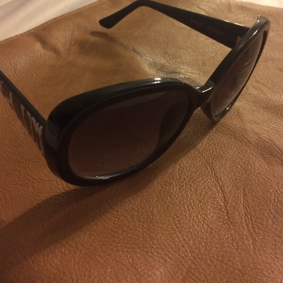 Black sunglasses betsey Johnson