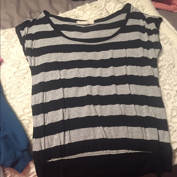 Black and gray t-shirt from forever 21