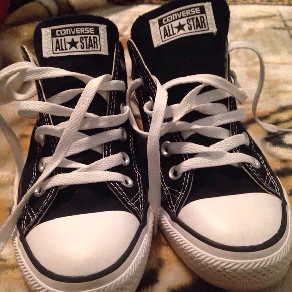 Black and white low tops converse chucks
