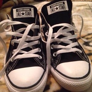Black and white low tops converse chucks