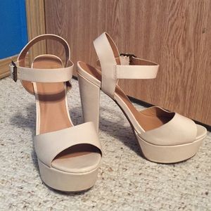 🔹Cream heels with strap