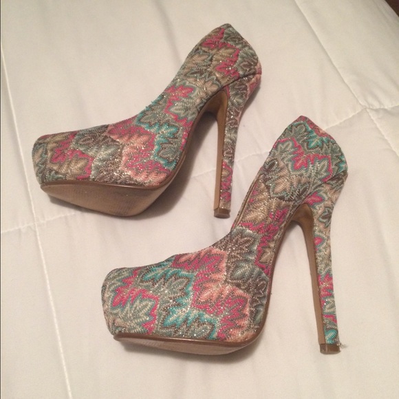 Light Paisley Pumps 👠 *SOLD*