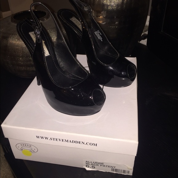 Steve Madden "ALLUDDE" black patent peep toe heels