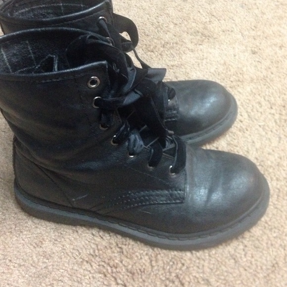 Nice black like dr.martens boots