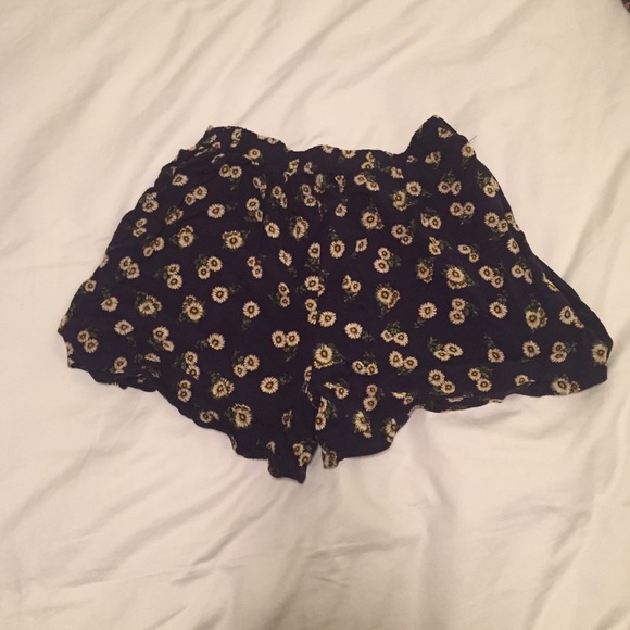 Shorts - Picture 2 of 3