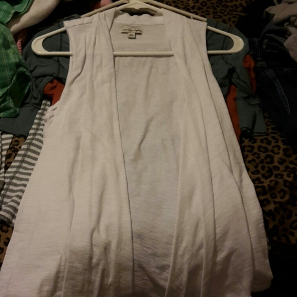 AE sleeveless cartigan