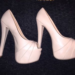 🎉SALE🎉 BRAND NEW NUDE HEELS