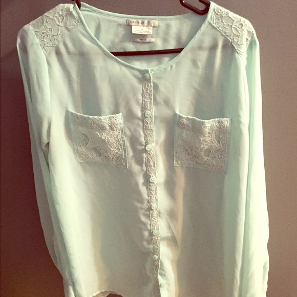 Very cute button up - Picture 1 of 2