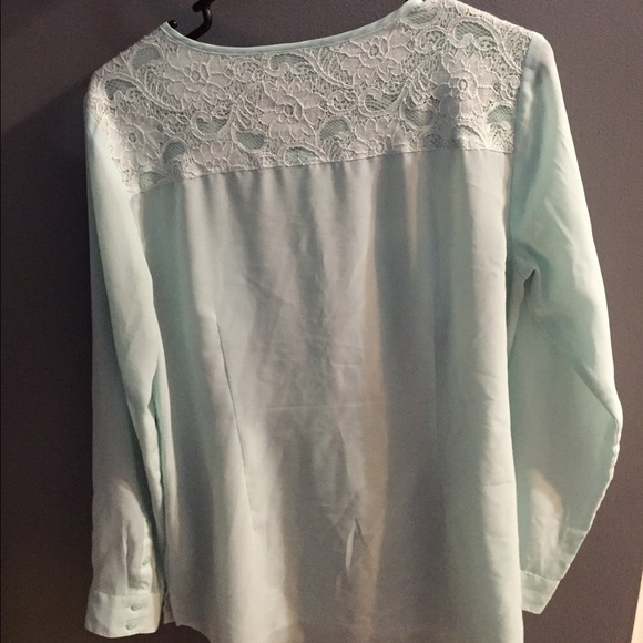 Very cute button up - Picture 2 of 2