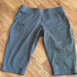 Gray under armour fitted shorts - medium