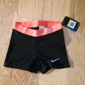 Nike women's pro 3 inch short small Black/sunblush