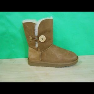 Single Bailey button ugg
