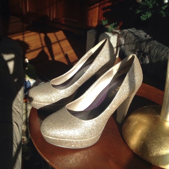 Madden Girl stunning gold glitter heals!