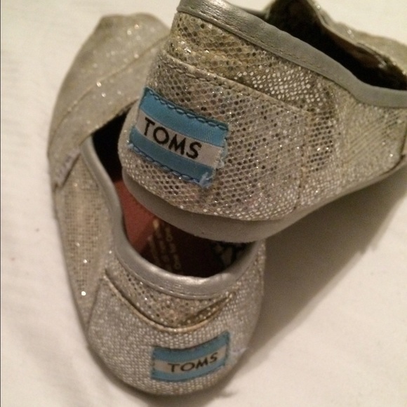 SALE! 🎉🎉🎀 Toms silver slip ons 💗