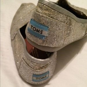 SALE! 🎉🎉🎀 Toms silver slip ons 💗