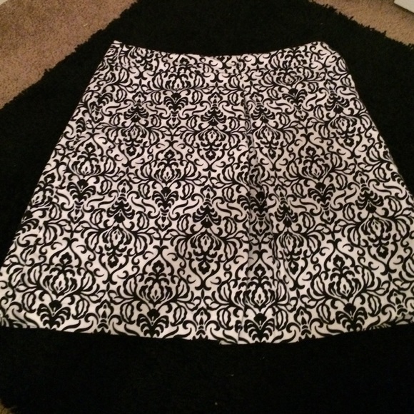 Black and white print Valerie Bertinelli skirt